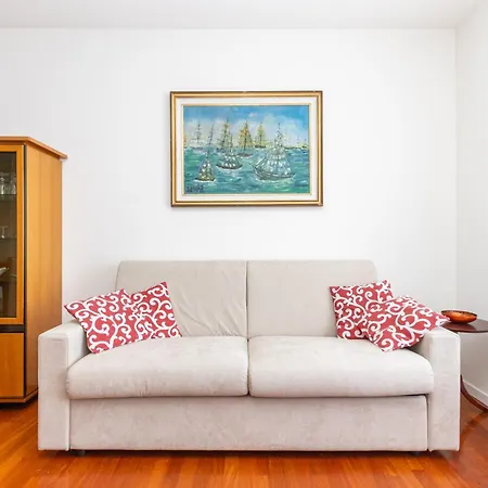 Modern With Balcony And Park View 아파트 *