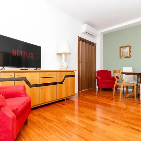 Modern With Balcony And Park View 米兰