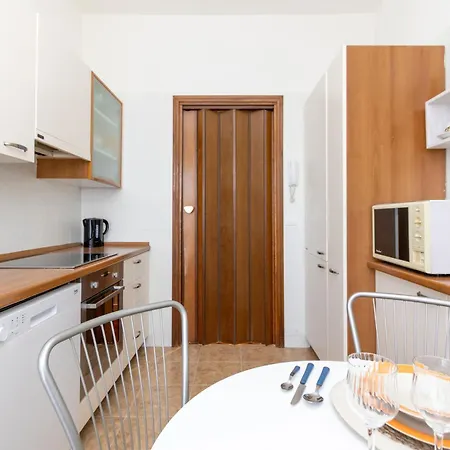 Modern With Balcony And Park View * 米兰