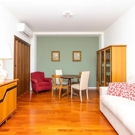 Modern With Balcony And Park View 公寓