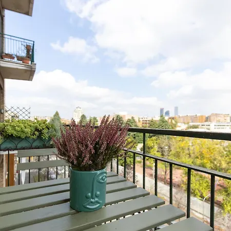 Modern With Balcony And Park View 公寓