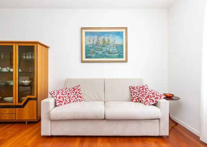 Modern With Balcony And Park View 아파트 *