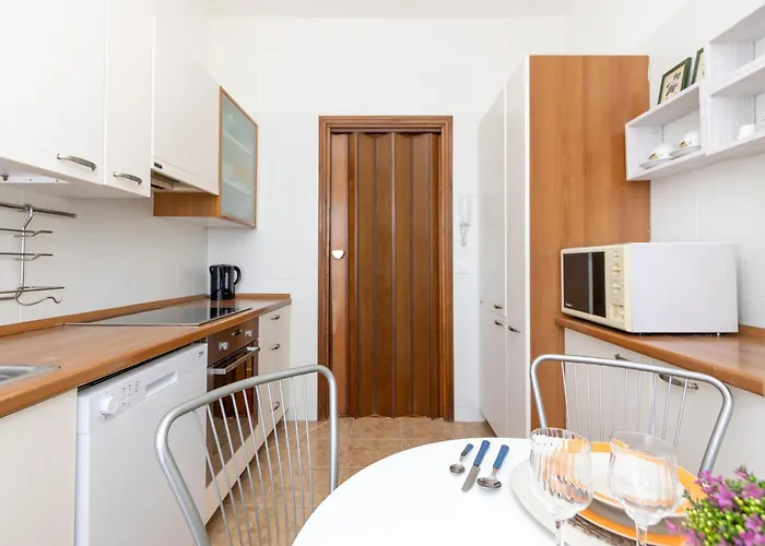 Modern With Balcony And Park View * 밀라노