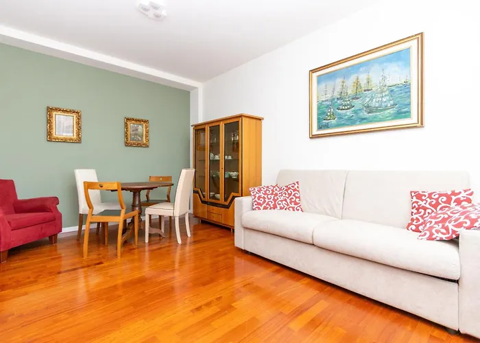Modern With Balcony And Park View * 밀라노