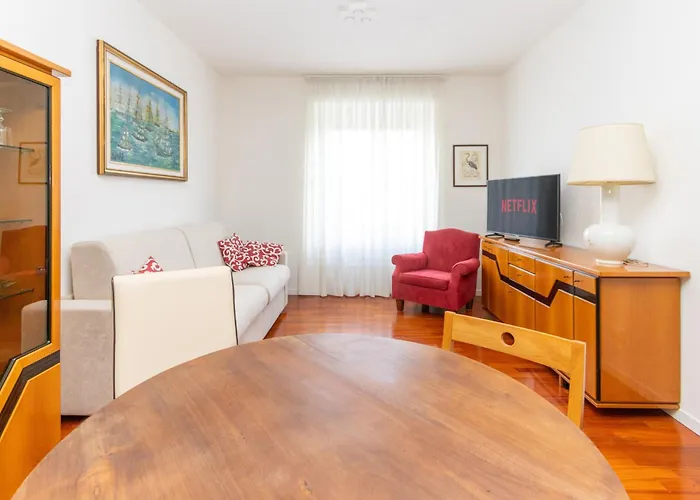 Modern With Balcony And Park View 아파트 밀라노