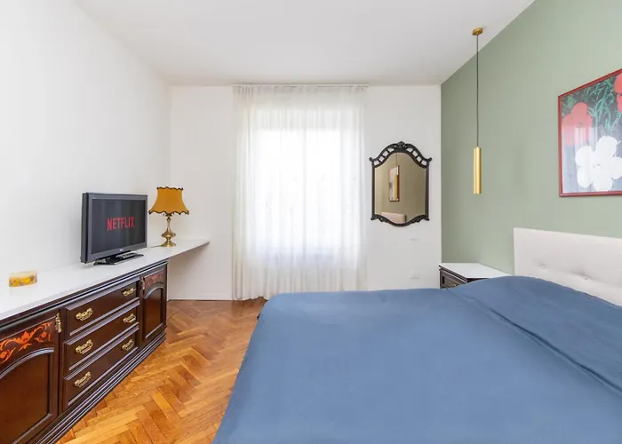 Modern With Balcony And Park View 아파트 *