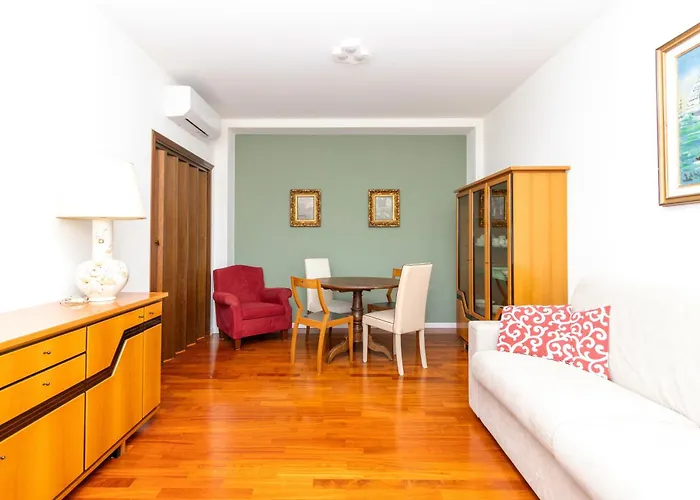Modern With Balcony And Park View 아파트