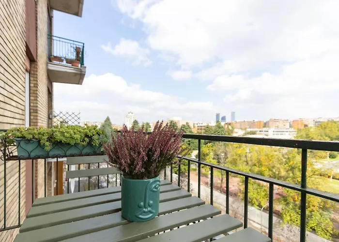 Modern With Balcony And Park View 아파트
