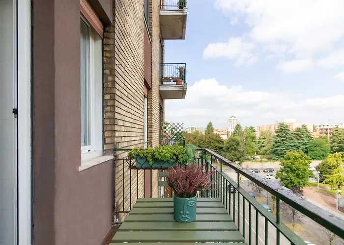 Modern With Balcony And Park View 아파트 *