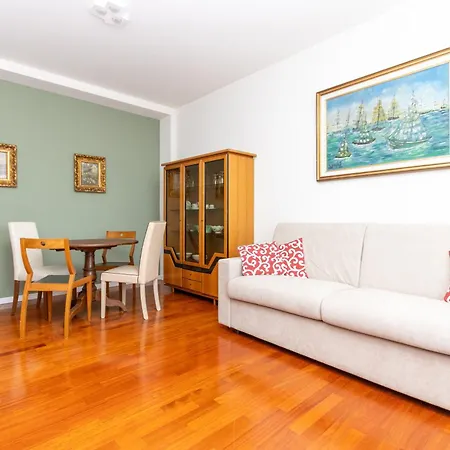 Modern With Balcony And Park View * Mailand