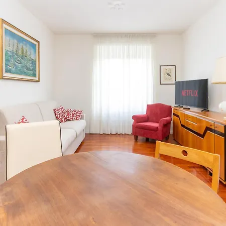 Modern With Balcony And Park View Apartment Mailand