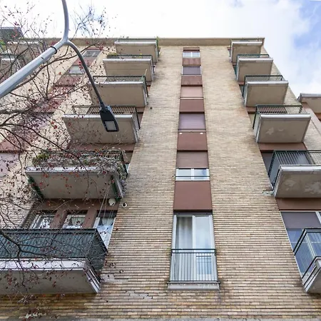 Modern With Balcony And Park View Apartment Mailand
